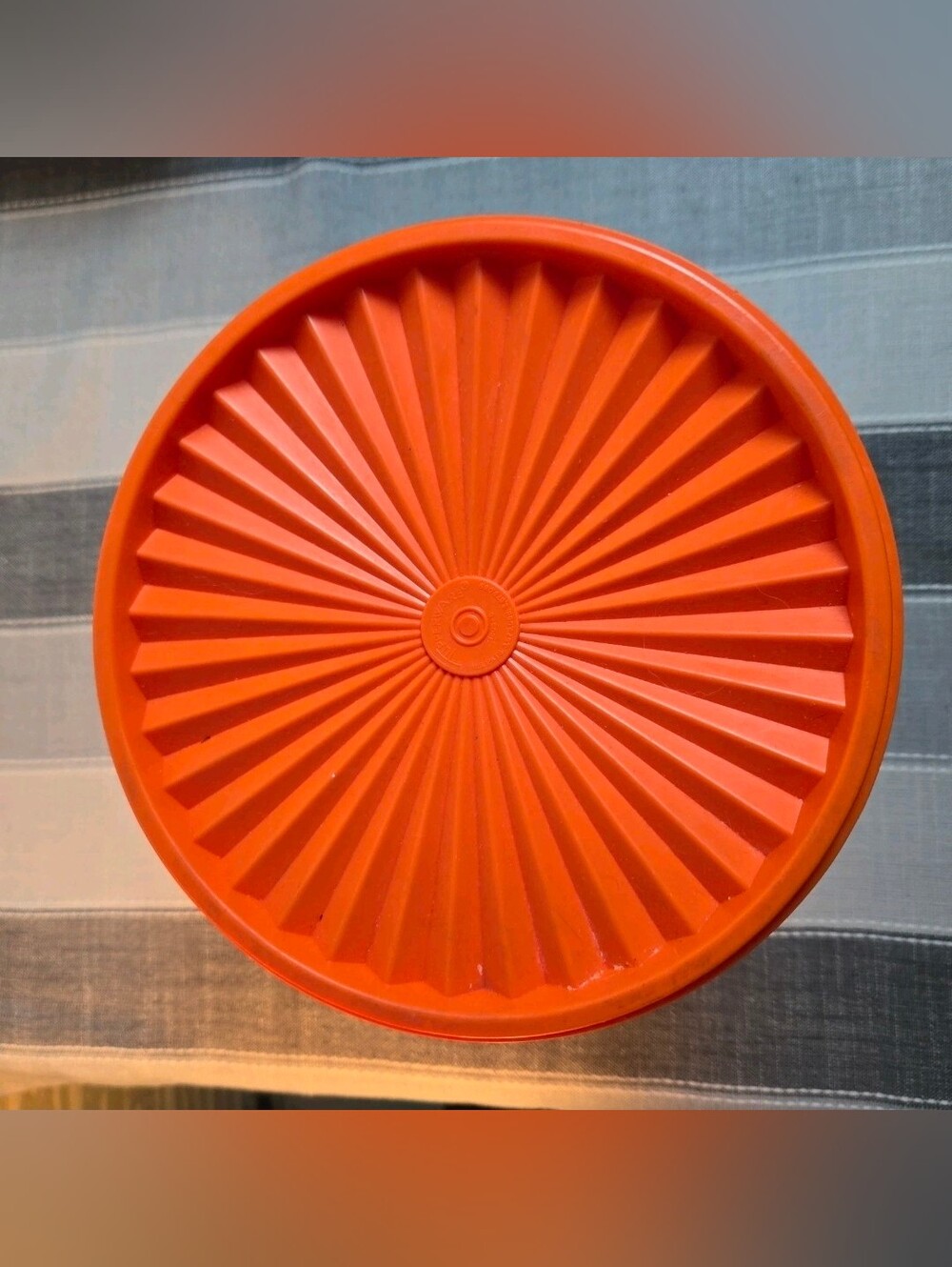 Vintage Tupperware Servalier Maxi Canister 1339‑2 Orange 25‑Cup w/ Starburst Lid - Picture 3 of 6
